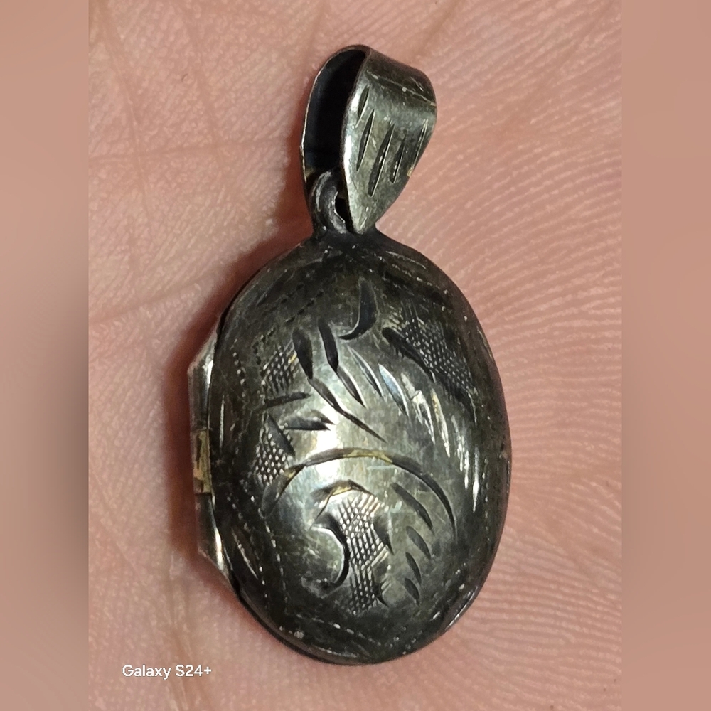 VINTAGE 925 STERLING SILVER PENDANT OVAL LOCKET